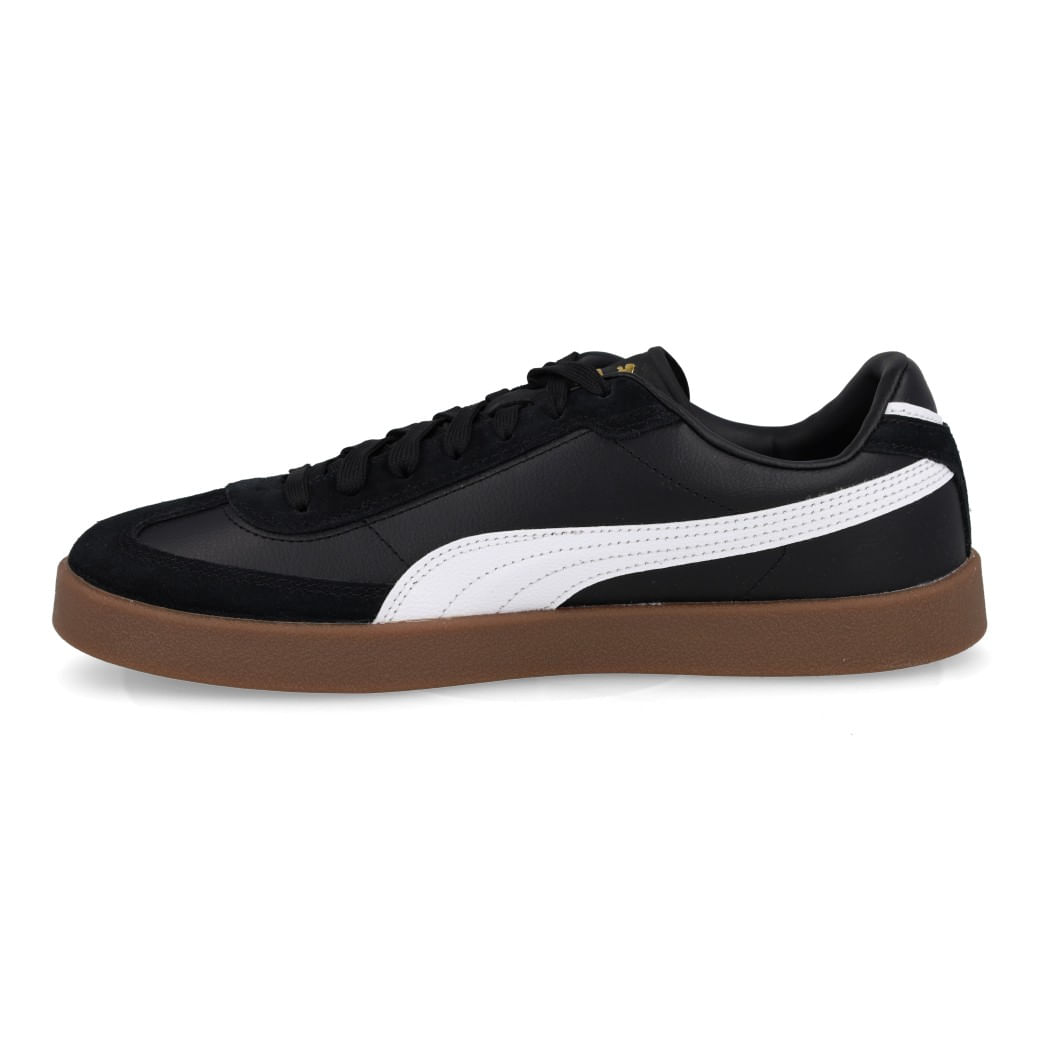 Tênis Puma preto com faixa branca lateral, perfil lateral esquerda em fundo branco